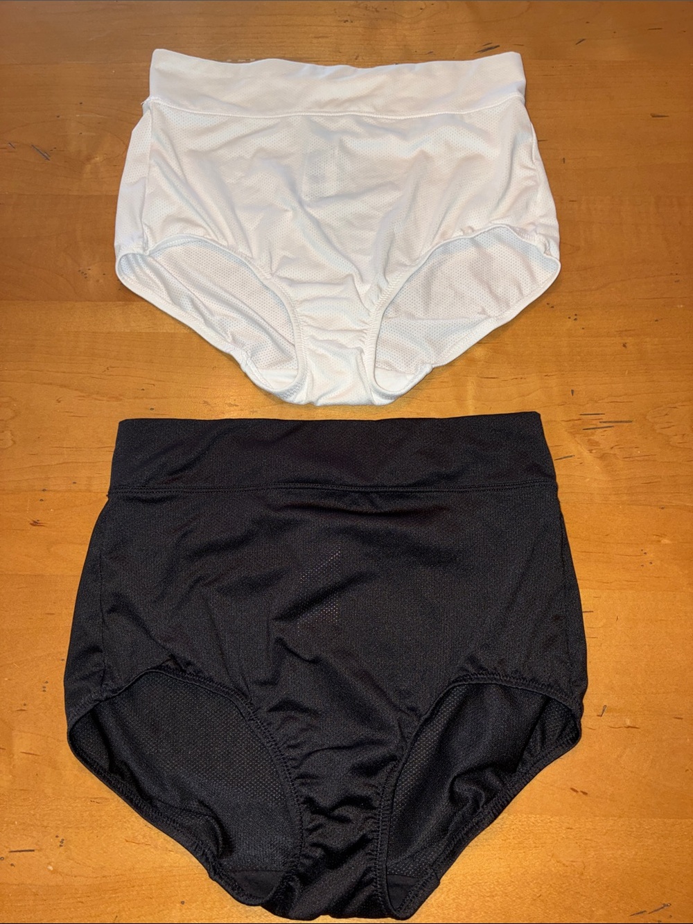WARNER’S NWOT 2 Woman’s Soft High-Waisted Briefs - White & Black. Size 5/Small.